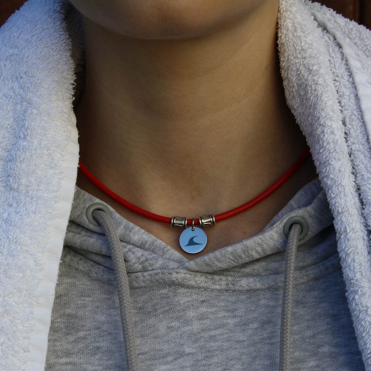 leder-halskette-damen-Herren-reef-rot-getragen-Edelstahlverschluss-massiv-wavepirate-shop-r