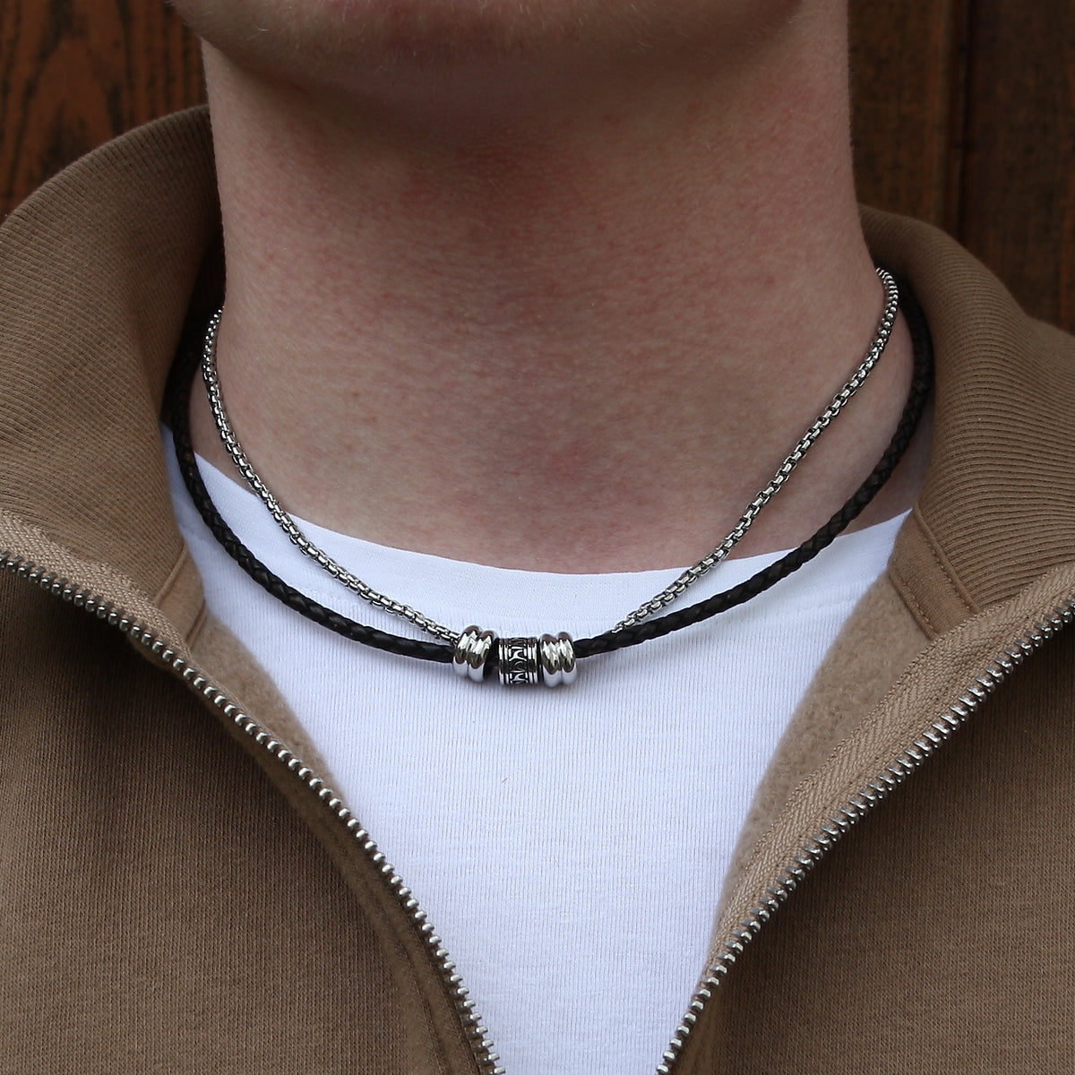 leder-halskette-herren-braun-edelstahl-les-geflochten-Edelstahlverschluss-getragen-wavepirate-shop-f