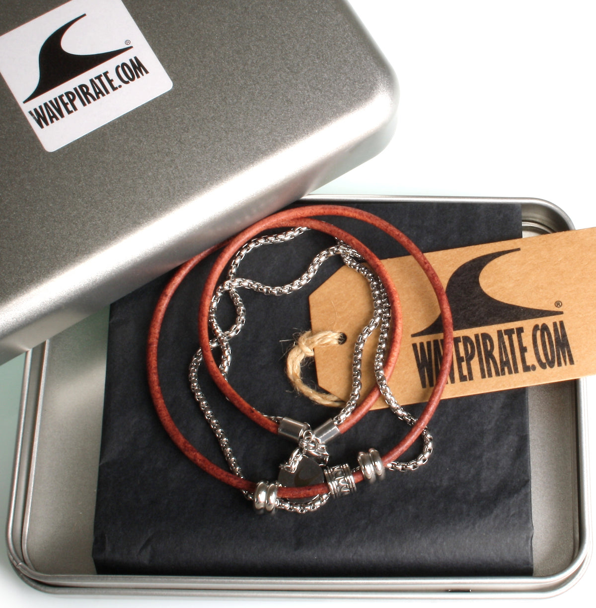 leder-halskette-herren-cognac-edelstahl-les-riemen-massiv-Edelstahlverschluss-geschenkverpackung-wavepirate-shop-r