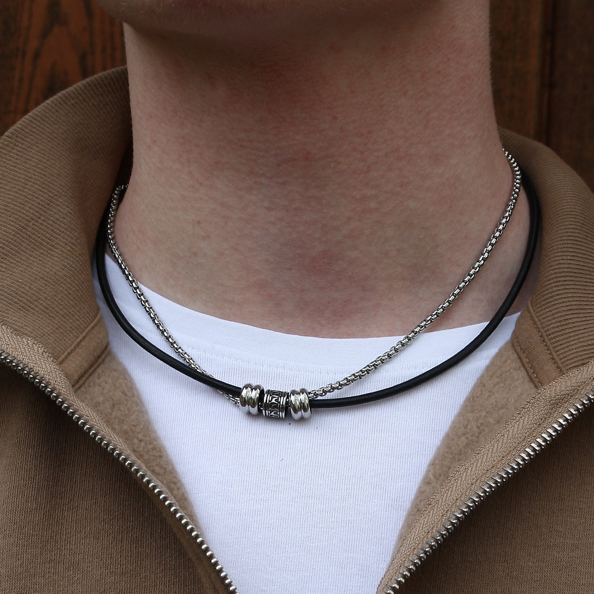 leder-halskette-herren-schwarz-edelstahl-les-riemen-massiv-Edelstahlverschluss-getragen-wavepirate-shop-r