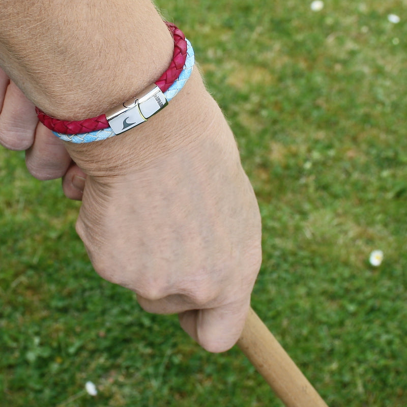 lederarmband-damen-hellblau-pink-swell-geflochten-Edelstahlverschluss-getragen-wavepirate-shop-mx