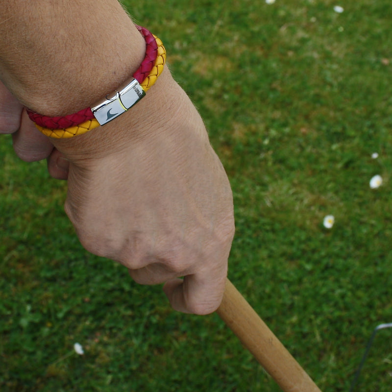 lederarmband-damen-pink-gelb-swell-geflochten-Edelstahlverschluss-getragen-wavepirate-shop-mx