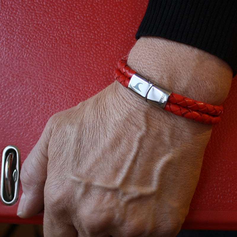lederarmband-damen-rot-swell-geflochten-Edelstahlverschluss-getragen-wavepirate-shop-m3