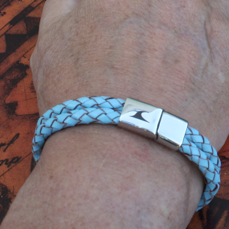 lederarmband-herren-blau-hellblau-swell-geflochten-Edelstahlverschluss-getragen-wavepirate-shop-mx