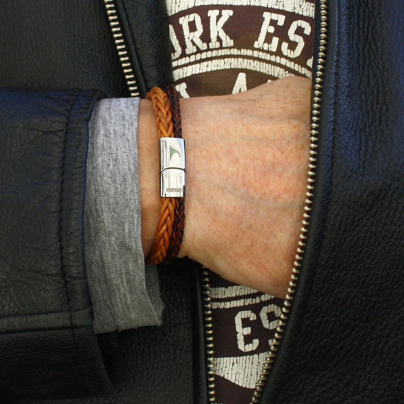lederarmband-herren-braun-cognac-swell-geflochten-Edelstahlverschluss-getragen-wavepirate-shop-m3