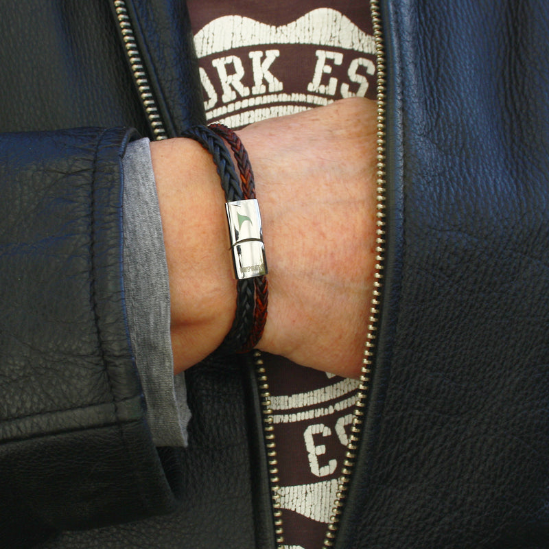 lederarmband-herren-braun-schwarz-swell-geflochten-Edelstahlverschluss-getragen-wavepirate-shop-m3