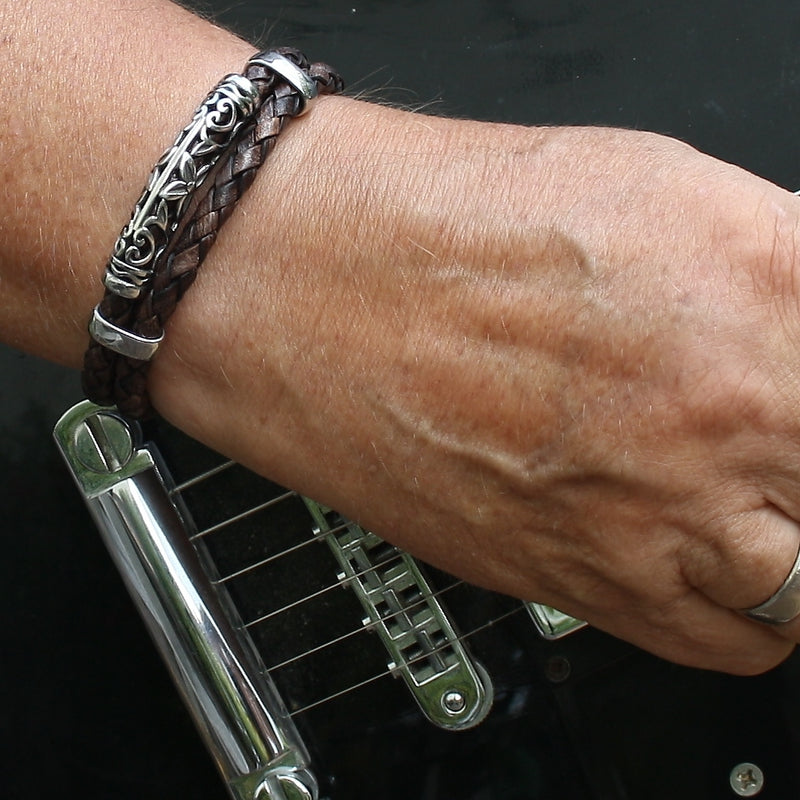 lederarmband-herren-braun-xo-geflochten-Edelstahlverschluss-getragen-wavepirate-shop-f