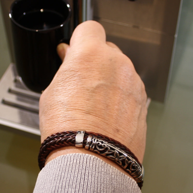 lederarmband-herren-braun-xo-geflochten-Edelstahlverschluss-getragen-wavepirate-shop-z81