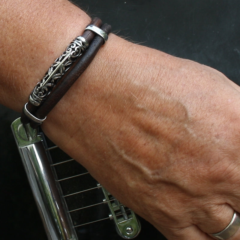 lederarmband-herren-braun-xo-massiv-Edelstahlverschluss-getragen-wavepirate-shop-r