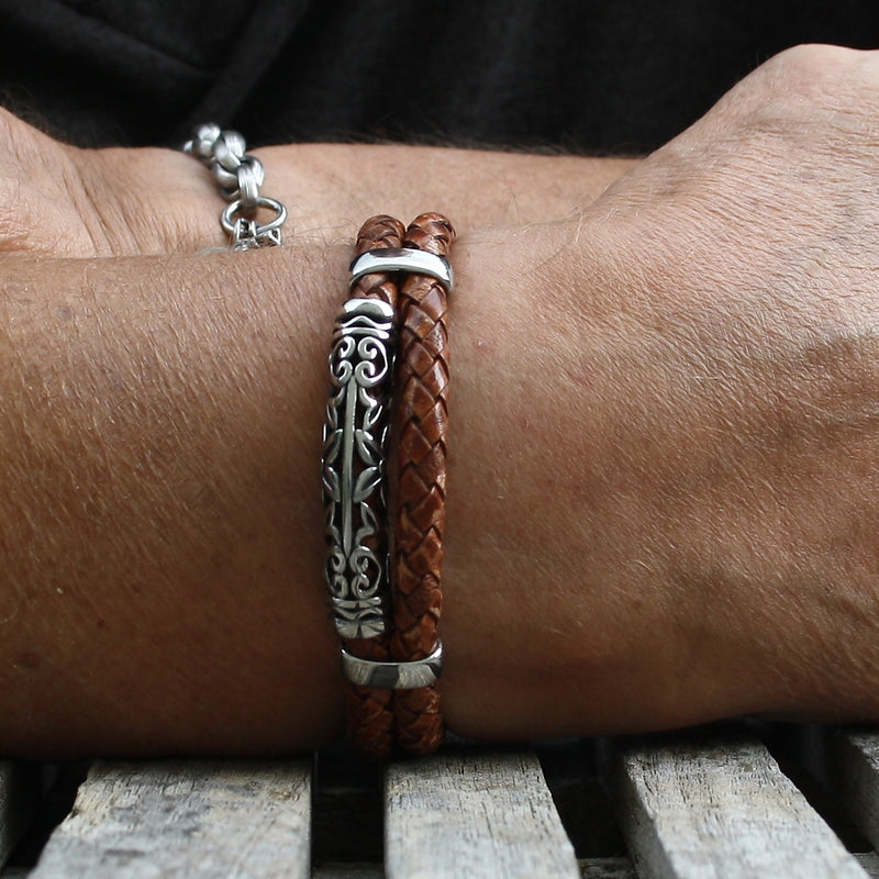 lederarmband-herren-cognac-xo-geflochten-Edelstahlverschluss-getragen-wavepirate-shop-f-1
