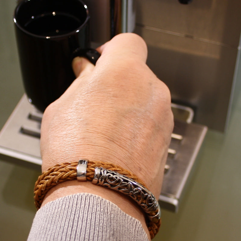 lederarmband-herren-cognac-xo-geflochten-Edelstahlverschluss-getragen-wavepirate-shop-z8