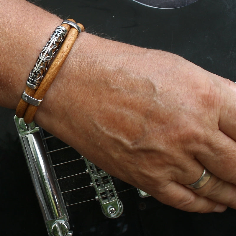 lederarmband-herren-cognac-xo-massiv-Edelstahlverschluss-getragen-wavepirate-shop-r