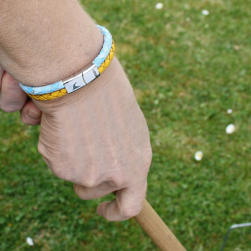 lederarmband-herren-damen-hellblau-gelb-swell-geflochten-Edelstahlverschluss-getragen-wavepirate-shop-mx