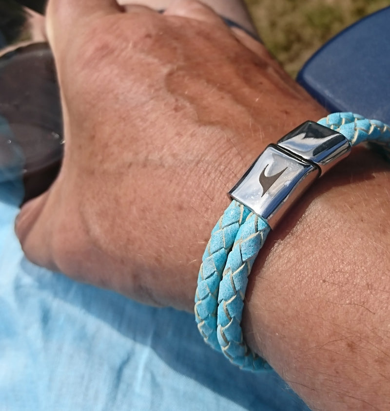 lederarmband-herren-damen-hellblau-ice-swell-geflochten-Edelstahlverschluss-getragen-wavepirate-shop-mx