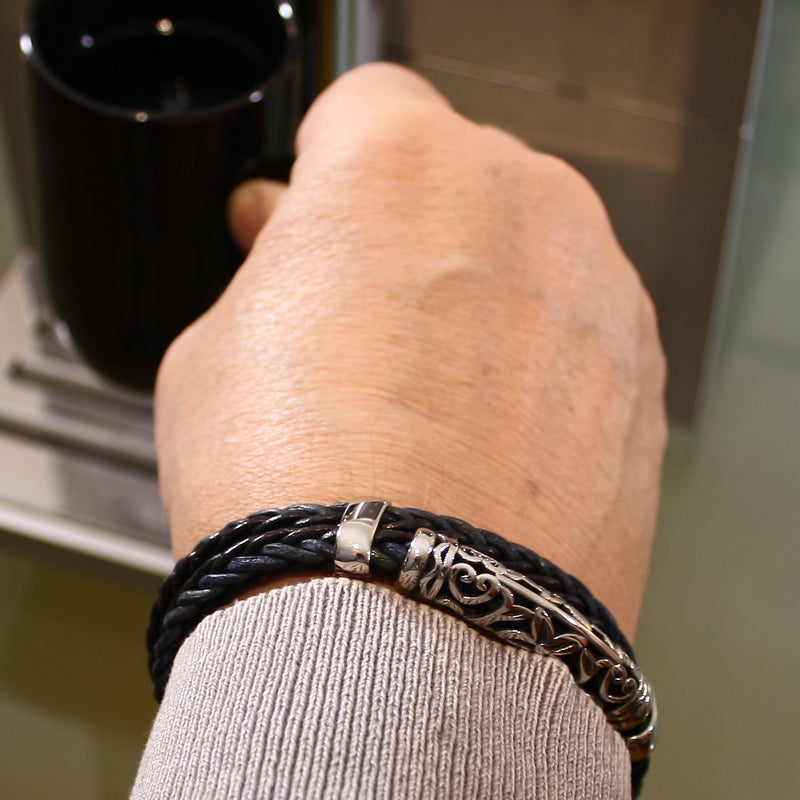 lederarmband-herren-schwarz-blau-xo-geflochten-Edelstahlverschluss-getragen-wavepirate-shop-z8