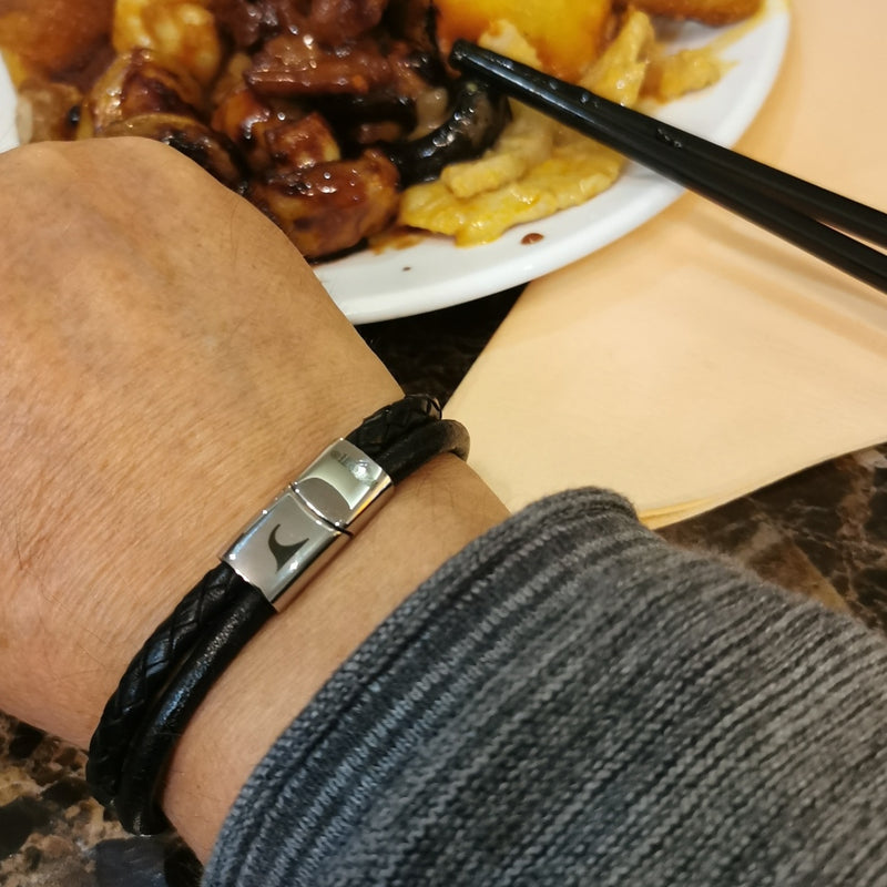 lederarmband-herren-schwarz-swell-geflochten-Edelstahlverschluss-getragen-wavepirate-shop-mx