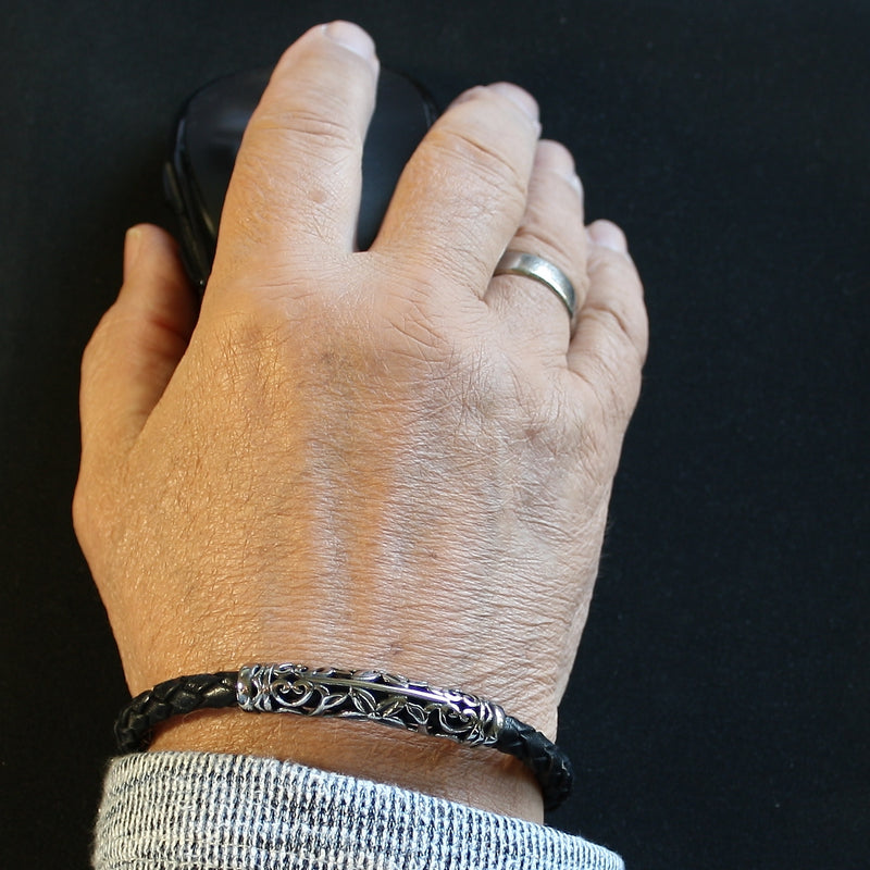 lederarmband-herren-schwarz-sylt-xo-geflochten-Edelstahlverschluss-getragen-wavepirate-shop-f