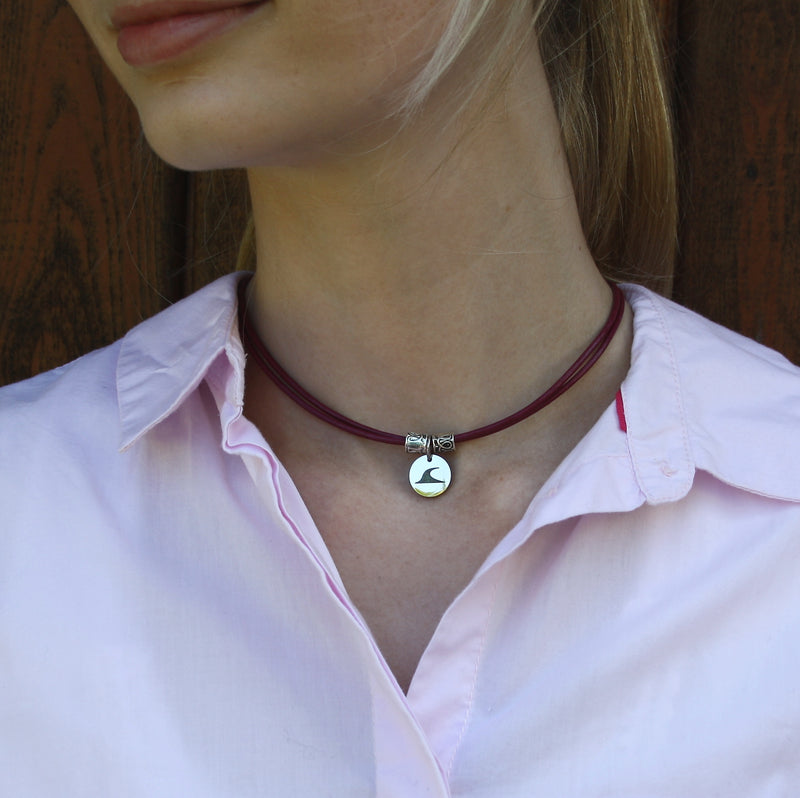 lederhalskette-Damen-herren-rondo-brombeer-getragen-Edelstahlverschluss-wavepirate-shop-r