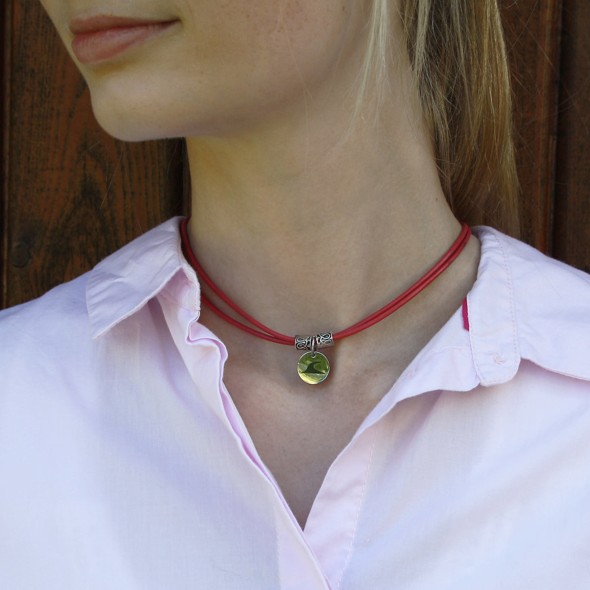 lederhalskette-Damen-rondo-himbeer-getragen-Edelstahlverschluss-wavepirate-shop-r