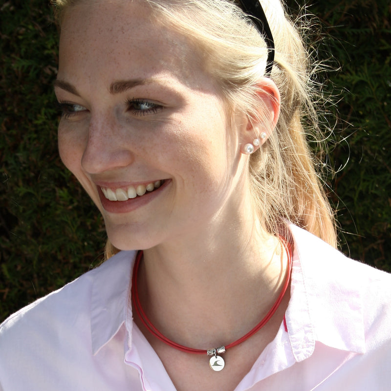 lederhalskette-Damen-rondo-himbeer-getragen1-Edelstahlverschluss-wavepirate-shop-r