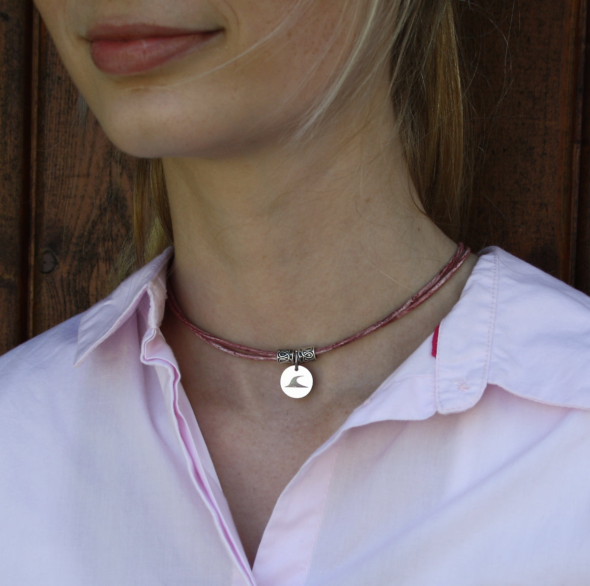 lederhalskette-Damen-rondo-kirsche-getragen-Edelstahlverschluss-wavepirate-shop-r