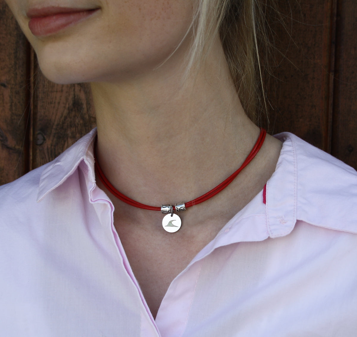 lederhalskette-Damen-rondo-rot-getragen-Edelstahlverschluss-wavepirate-shop-r