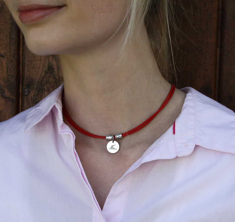 lederhalskette-Damen-rondo-rot-getragen-Edelstahlverschluss-wavepirate-shop-r