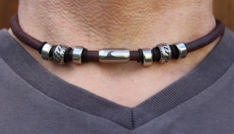 lederhalskette-Herren-braun-silber-steel-riemen-massiv-Edelstahlverschluss-getragen-wavepirate-shop-r