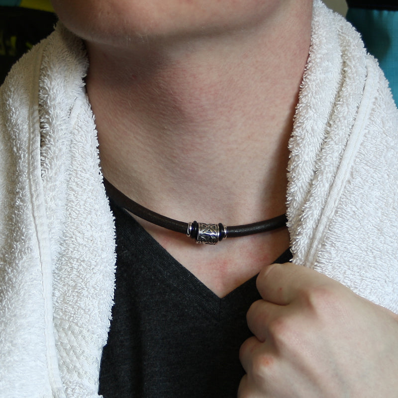 lederhalskette-Herren-damen-braun-dunkelbraun-silber-shine-riemen-massiv-Edelstahlverschluss-getragen-wavepirate-shop-r