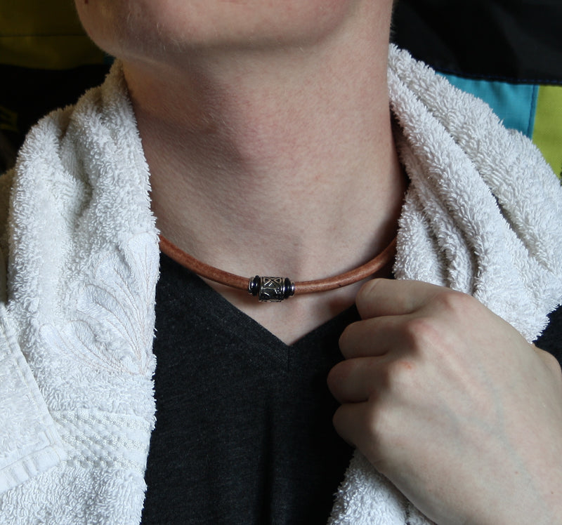 lederhalskette-Herren-damen-cognac-braun-shine-riemen-massiv-Edelstahlverschluss-getragen-wavepirate-shop-r