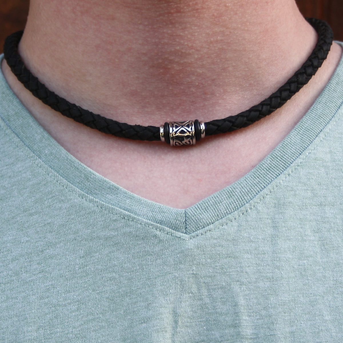 lederhalskette-Herren-damen-schwarz-shine-silber-geflochten-Edelstahlverschluss-getragen-wavepirate-shop-v