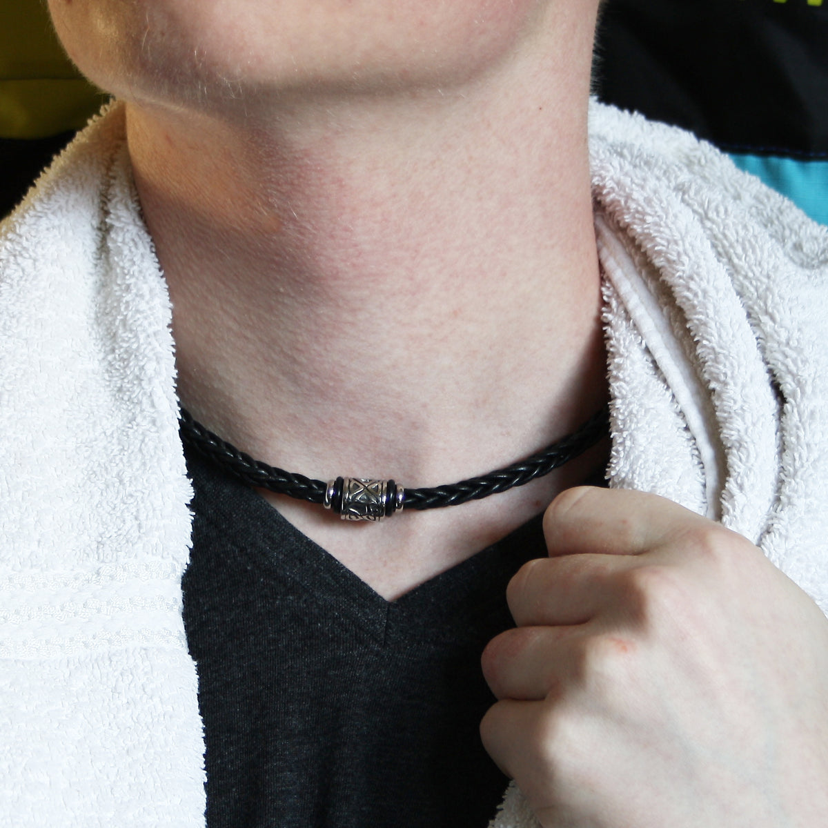 lederhalskette-Herren-damen-schwarz-shine-silber-riemen-geflochten-Edelstahlverschluss-getragen-wavepirate-shop-z