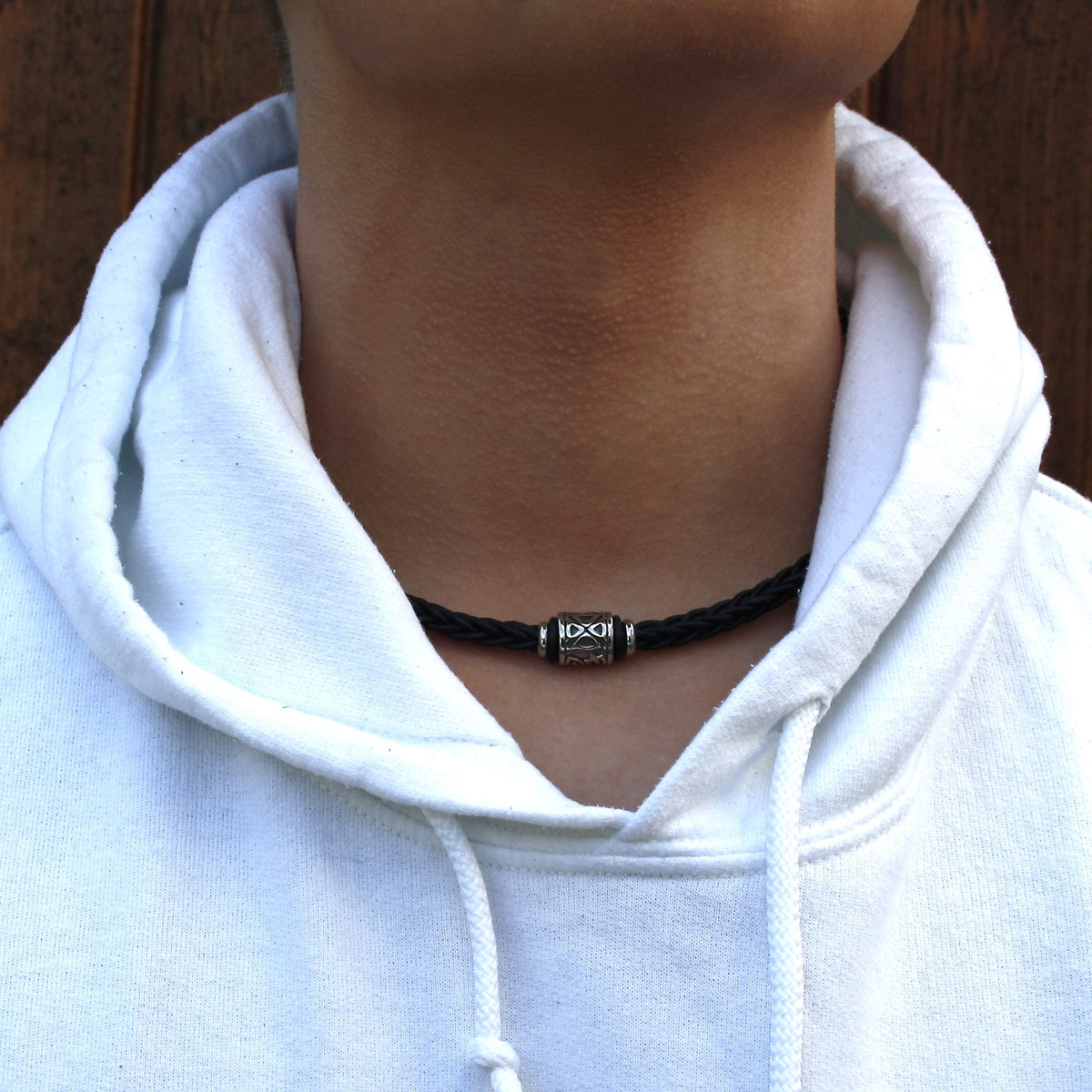 lederhalskette-Herren-damen-schwarz-shine-silber-riemen-geflochten-Edelstahlverschluss-getragen-wavepirate-shop-z1