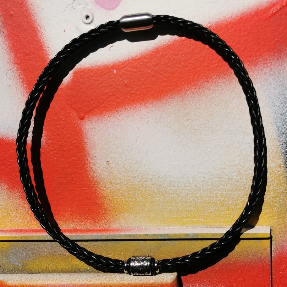 lederhalskette-Herren-damen-schwarz-shine-silber-riemen-geflochten-Edelstahlverschluss-vorn-wavepirate-shop-z1