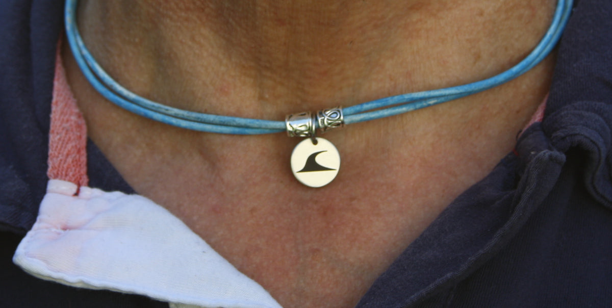 lederhalskette-herren-Damen-rondo-blau-getragen-Edelstahlverschluss-wavepirate-shop-r