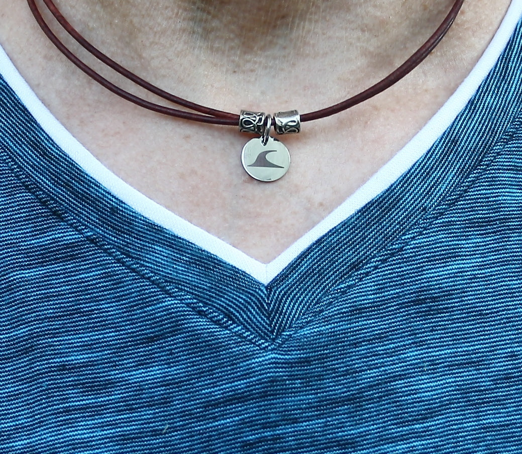 lederhalskette-herren-Damen-rondo-bordeaux-getragen-Edelstahlverschluss-wavepirate-shop-r