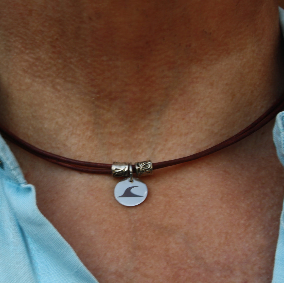 lederhalskette-herren-Damen-rondo-bordeaux-getragen1-Edelstahlverschluss-wavepirate-shop-r