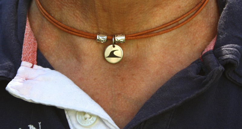 lederhalskette-herren-Damen-rondo-cognac-getragen-Edelstahlverschluss-wavepirate-shop-r