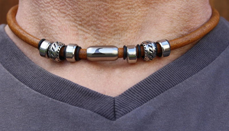lederhalskette-herren-cognac-silber-steel-riemen-massiv-Edelstahlverschluss-getragen-wavepirate-shop-r