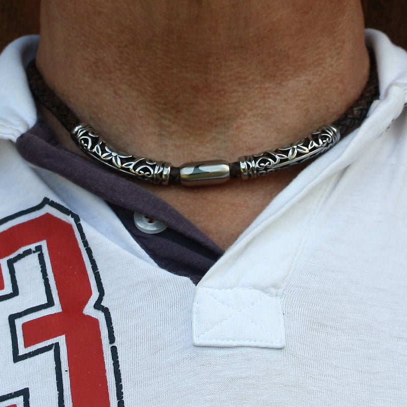 lederhalskette-herren-damen-braun-silber-xo2-geflochten-Edelstahlverschluss-getragen-wavepirate-shop-f