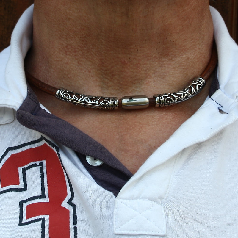 lederhalskette-herren-damen-braun-silber-xo2-riemen-massiv-Edelstahlverschluss-getragen-wavepirate-shop-r