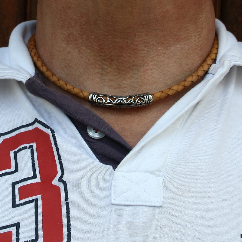 lederhalskette-herren-damen-cognac-silber-xo-geflochten-Edelstahlverschluss-getragen-wavepirate-shop-f