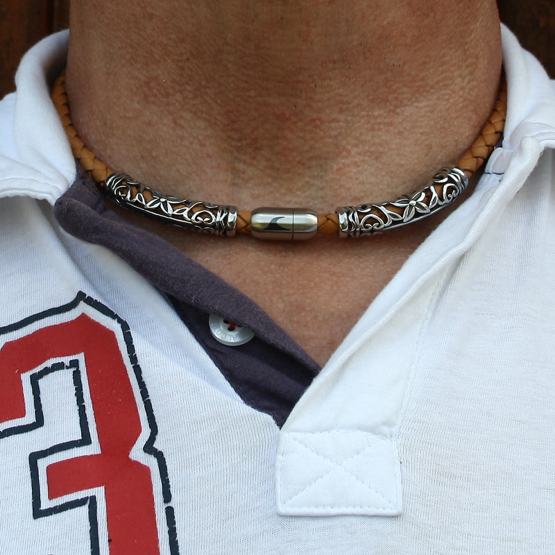 lederhalskette-herren-damen-cognac-silber-xo2-geflochten-Edelstahlverschluss-getragen-wavepirate-shop-f