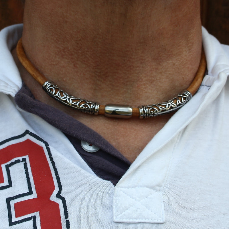 lederhalskette-herren-damen-cognac-silber-xo2-riemen-massiv-Edelstahlverschluss-getragen-wavepirate-shop-r