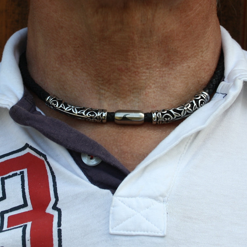 lederhalskette-herren-damen-schwarz-silber-xo2-geflochten-Edelstahlverschluss-getragen-wavepirate-shop-f