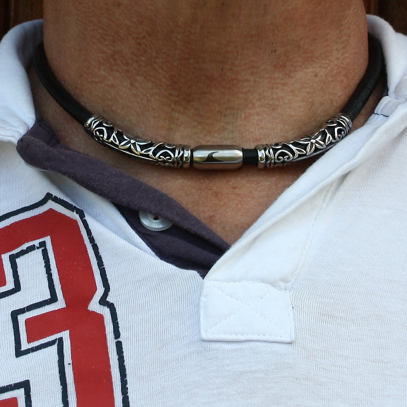 lederhalskette-herren-damen-schwarz-silber-xo2-riemen-massiv-Edelstahlverschluss-getragen-wavepirate-shop-r