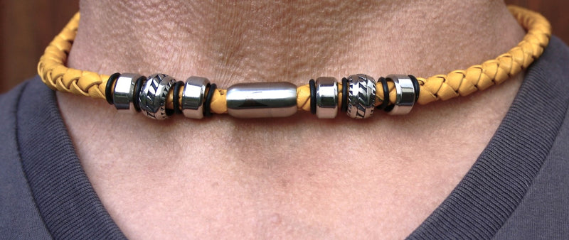 lederhalskette-herren-gelb-silber-steel-geflochten-Edelstahlverschluss-getragen-wavepirate-shop-f