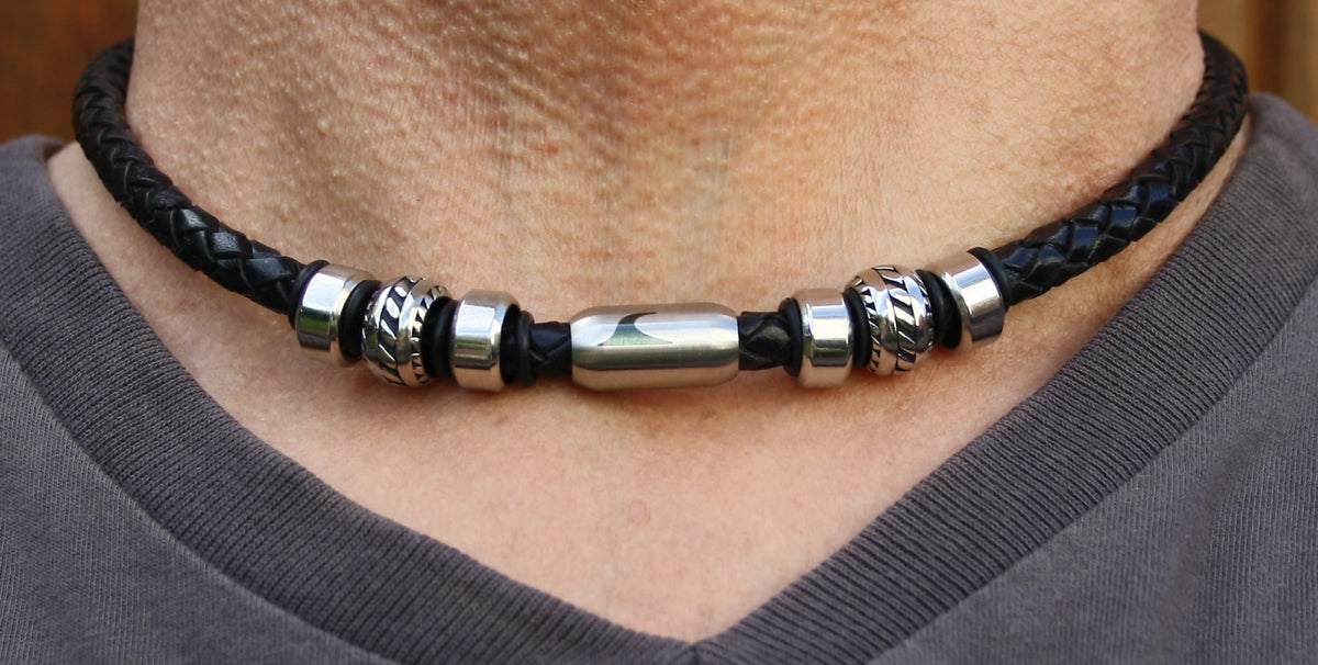 lederhalskette-herren-schwarz-silber-steel-geflochten-Edelstahlverschluss-getragen-wavepirate-shop-f