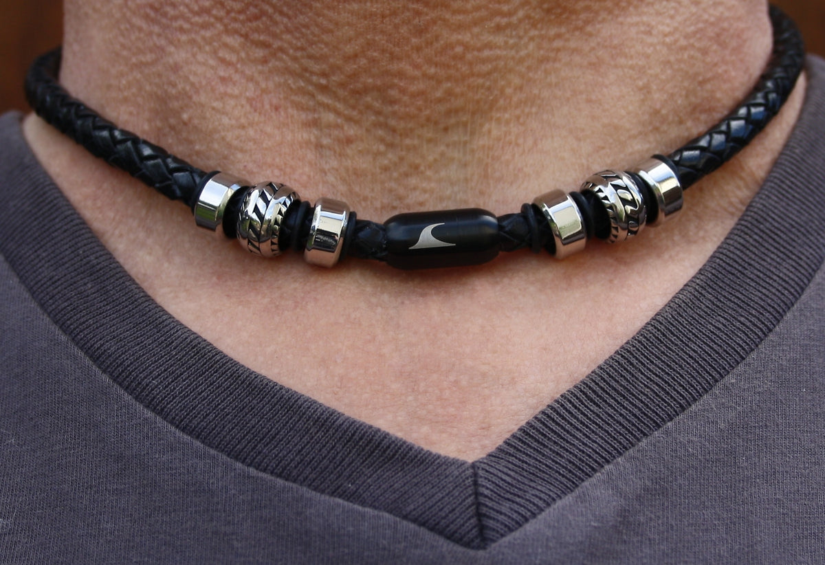 lederhalskette-herren-schwarz-steel-geflochten-Edelstahlverschluss-getragen-wavepirate-shop-f