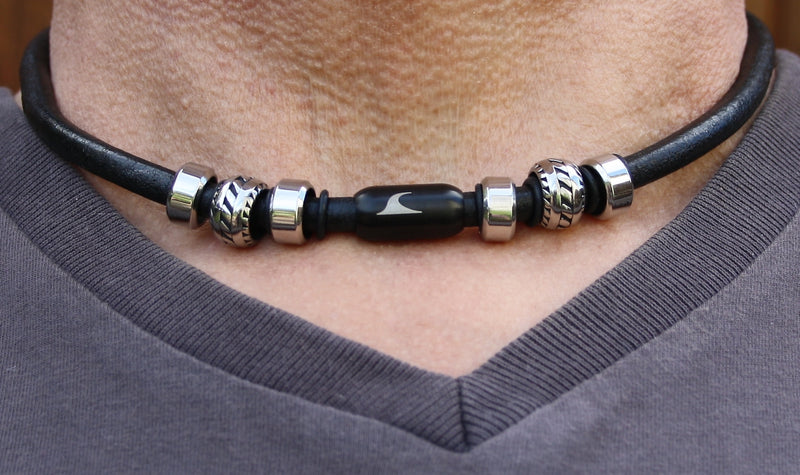 lederhalskette-herren-schwarz-steel-riemen-massiv-Edelstahlverschluss-getragen-wavepirate-shop-r